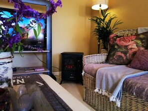 Honeymoon Studio Suite, 1 Bedroom, Balcony, Mountain View (Lilacs) | Living room