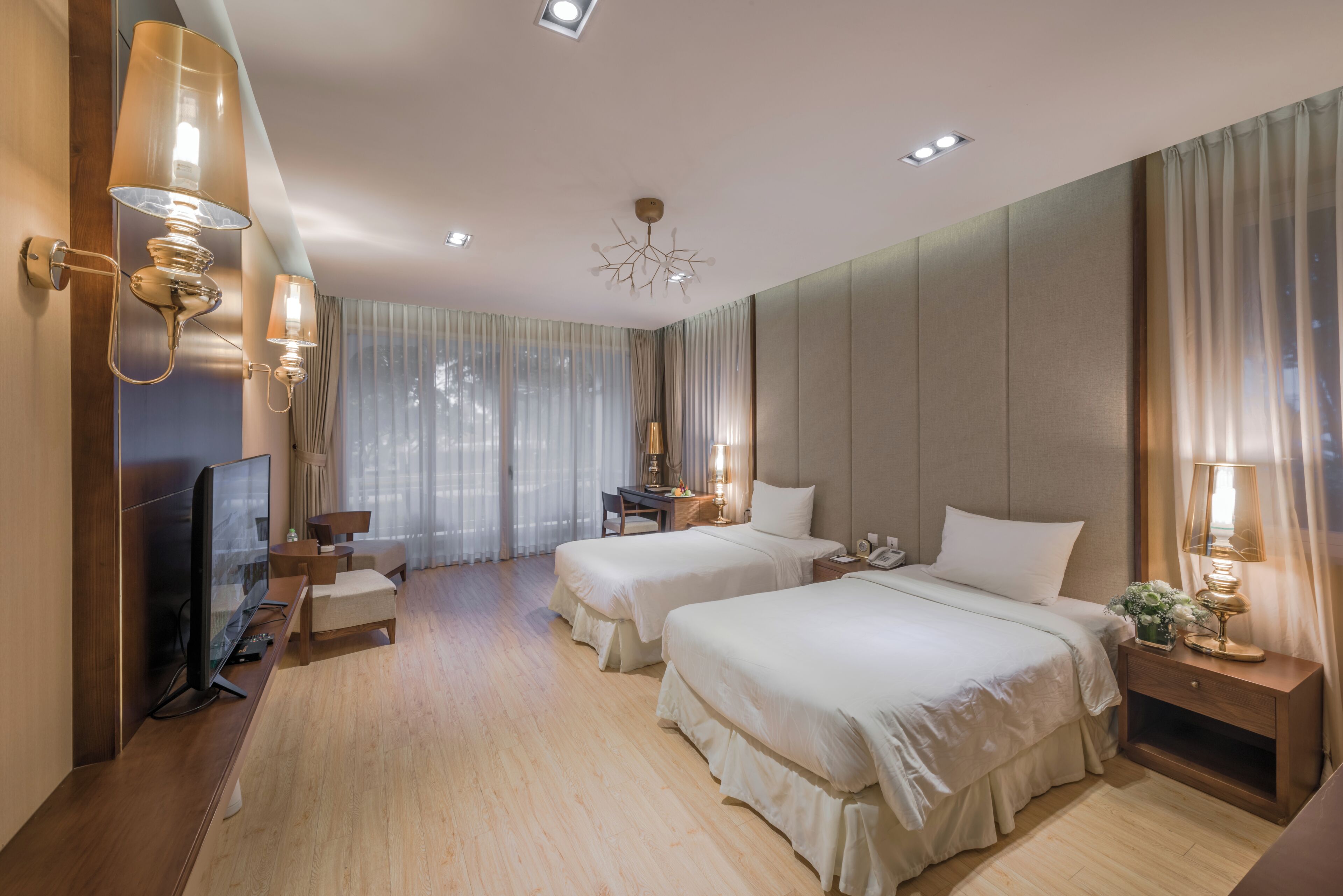 Minibar, caja de seguridad en la habitación, escritorio y ropa de cama 