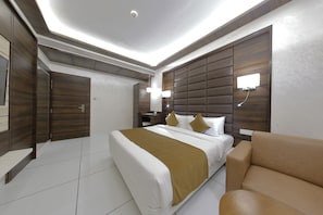 Doppel- oder Zweibettzimmer, 1 King-Bett, Raucher, Stadtblick | Hochwertige Bettwaren, Minibar, Zimmersafe, Schreibtisch