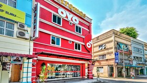 Un edificio rojo con un letrero grande que dice "Aro".