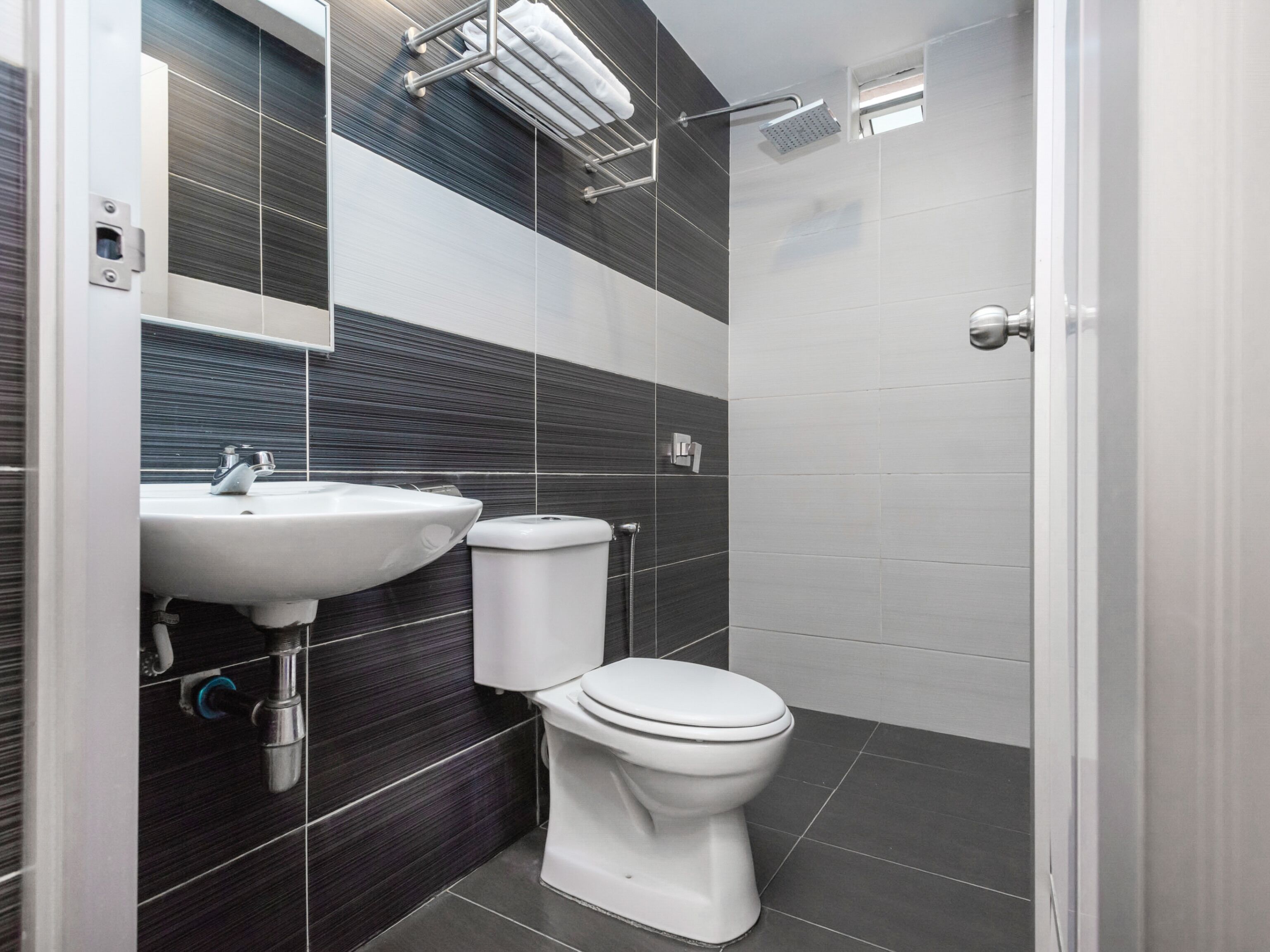 deluxe double room, 1 double bed | bathroom | shower, free toiletries, towels