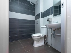 Suite ejecutiva | Baño | Ducha, artículos de higiene personal gratuitos y toallas