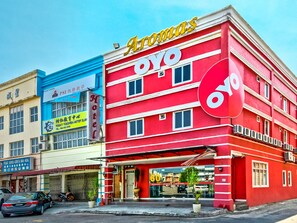 A red building with a sign that reads "Aromas" and "Oyo".