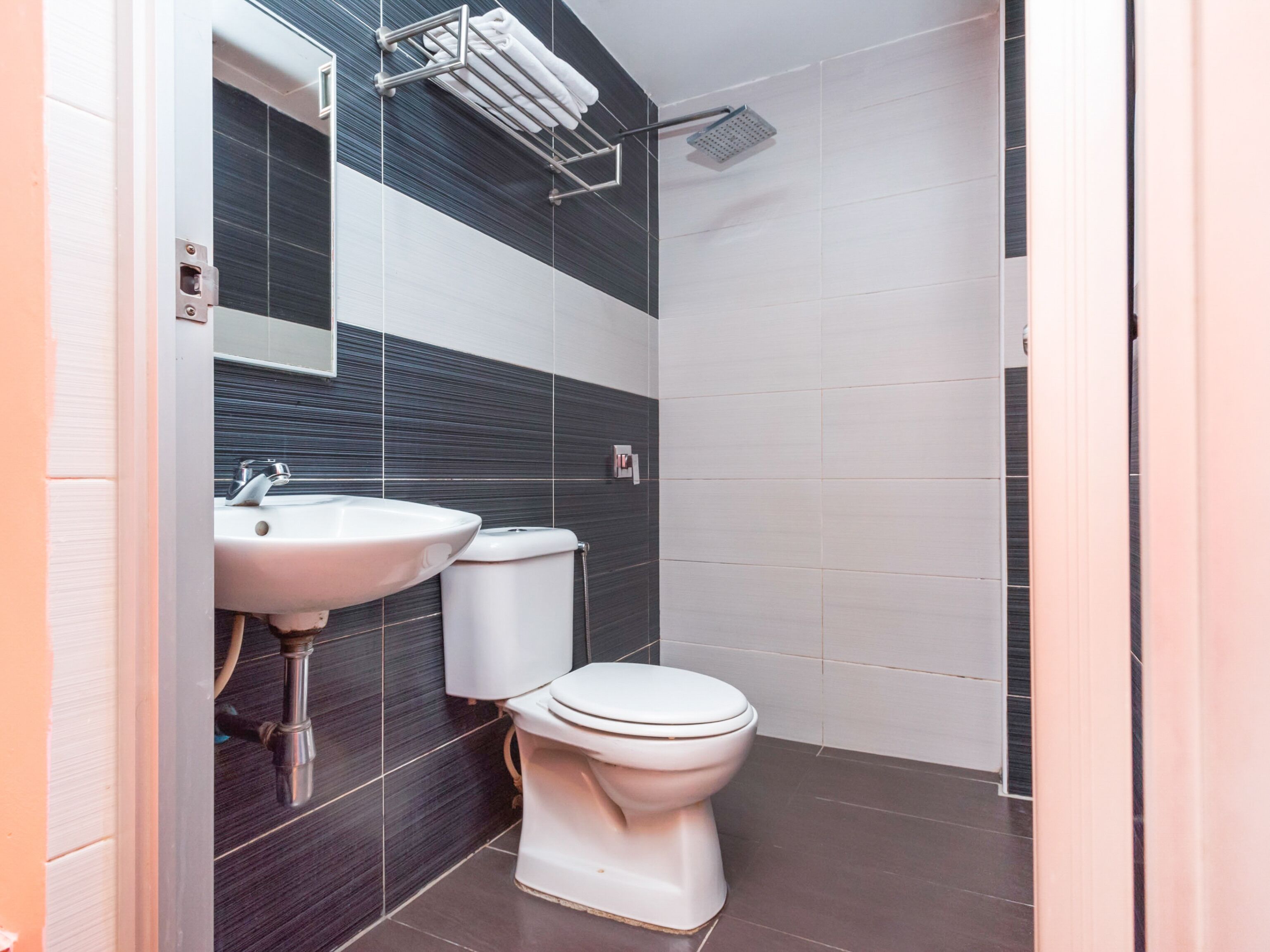 standard double room, 1 double bed | bathroom | shower, free toiletries, towels