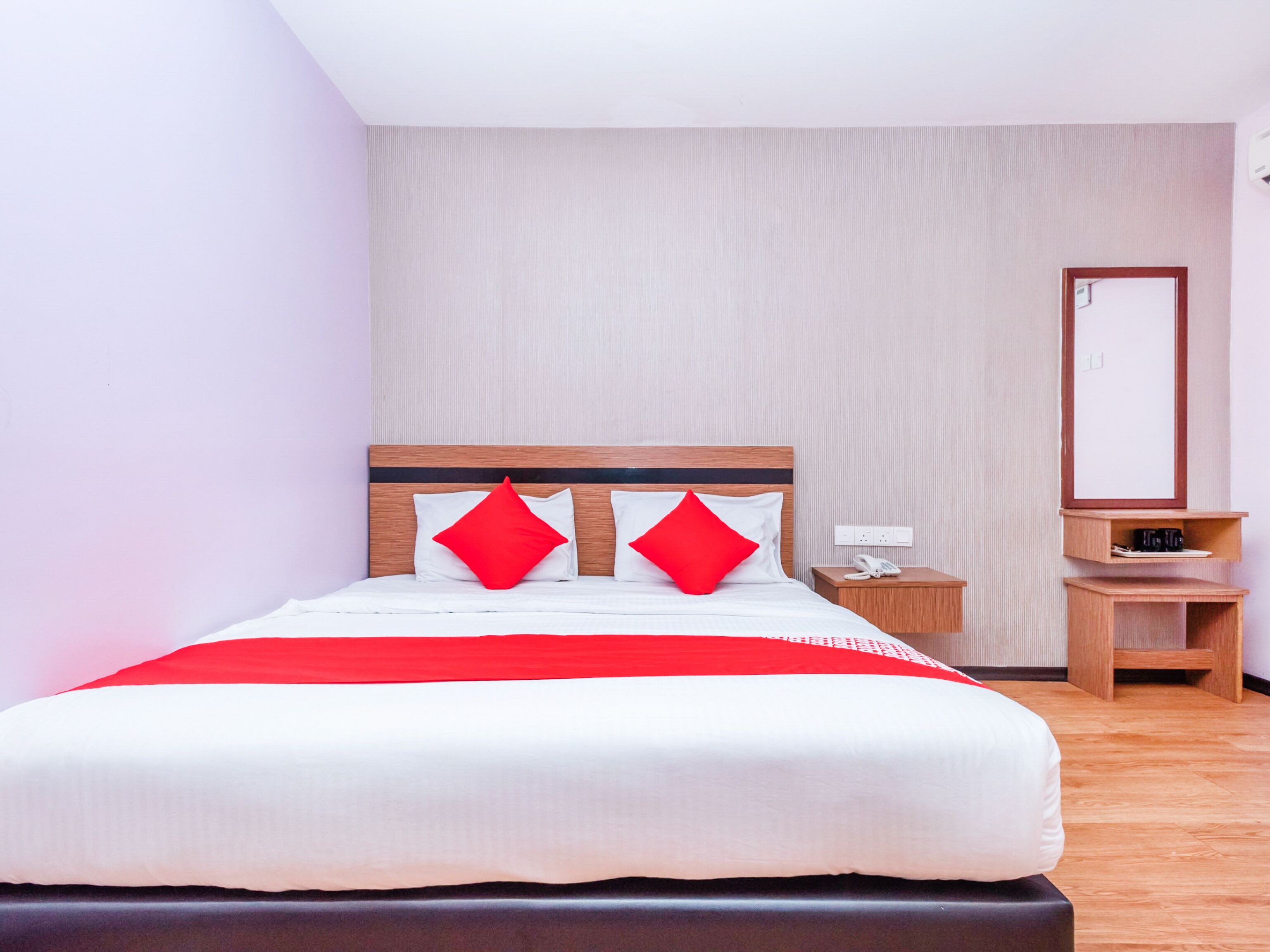 deluxe double room, 1 king bed | desk, iron/ironing board, free wifi