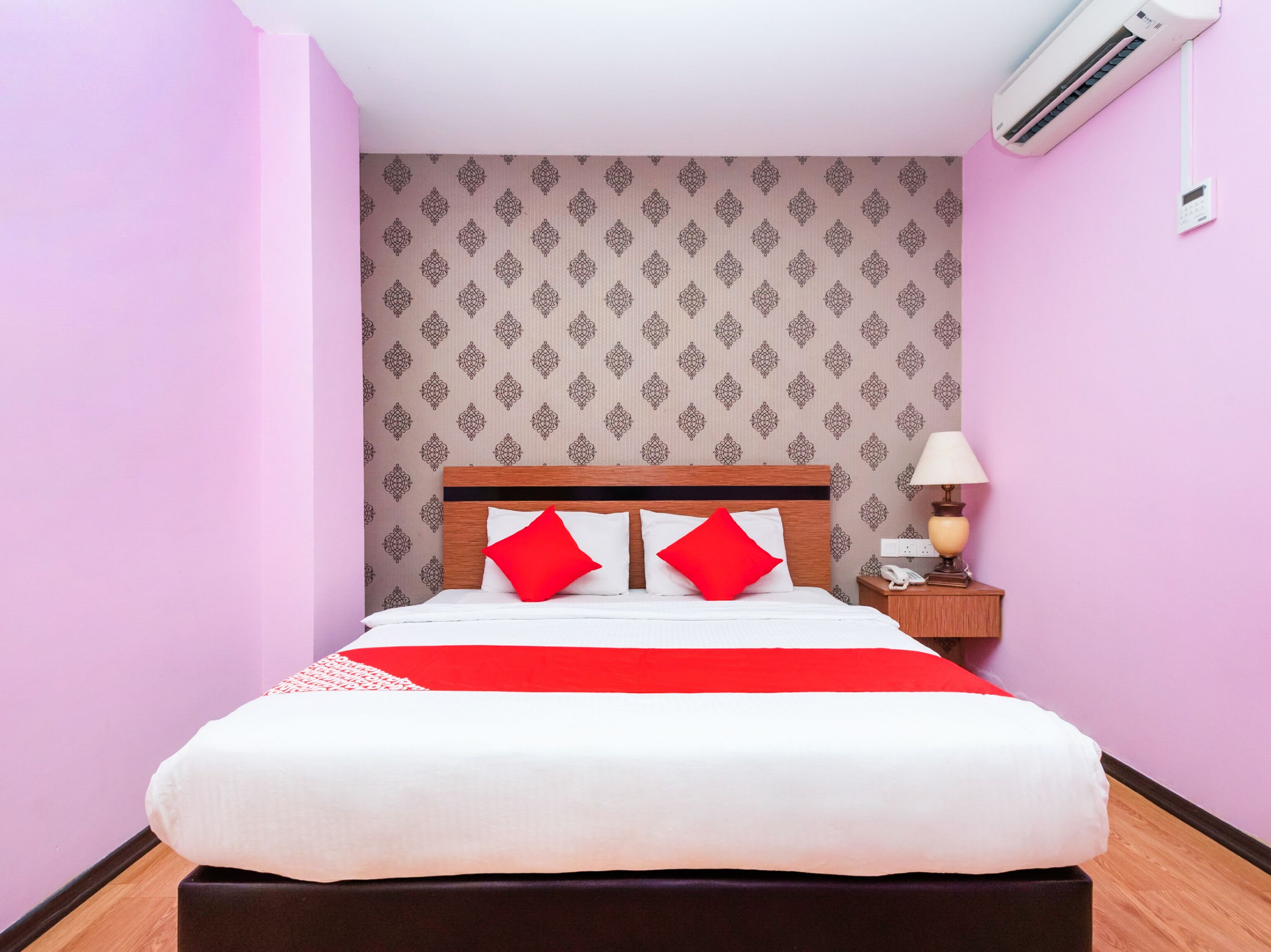 executive suite | desk, iron/ironing board, free wifi