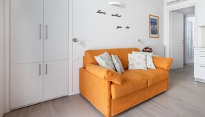 Appartamento (1 Bedroom) | Area soggiorno | TV a schermo piatto