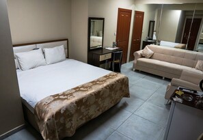 Standaard kamer | Een bureau, een laptopwerkplek, geluiddichte muren