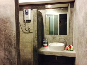 Ducha, artículos de higiene personal gratuitos y secador de pelo