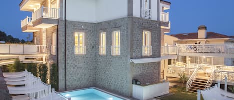 Utomhuspool, parasoller och solstolar