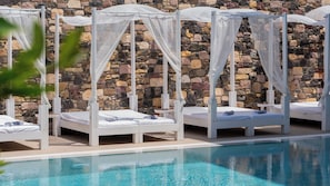 Outdoor pool, pool umbrellas, sun loungers - Cunda Piano Otel (Ayvalik)