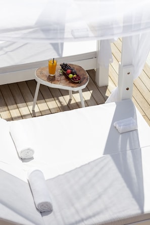 Outdoor pool, pool umbrellas, sun loungers - Cunda Piano Otel (Ayvalik)