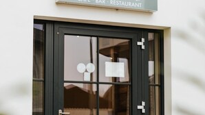 Une devanture de magasin avec une enseigne indiquant : « Stocki's, café, bar, restaurant ».
