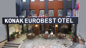 El HOTEL KONAK EUROBEST con un patio que cuenta con asientos exteriores y plantas en macetas.
