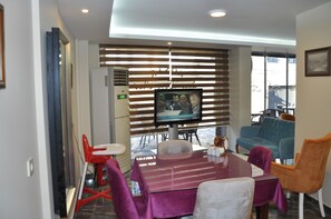 Serveert ontbijt, lunch en diner