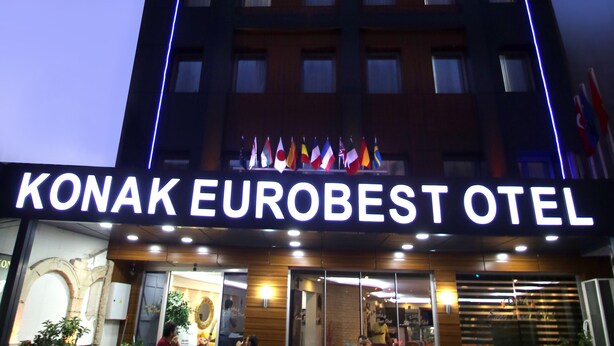 El exterior del hotel Konak Eurobest, con su nombre iluminado en la fachada.