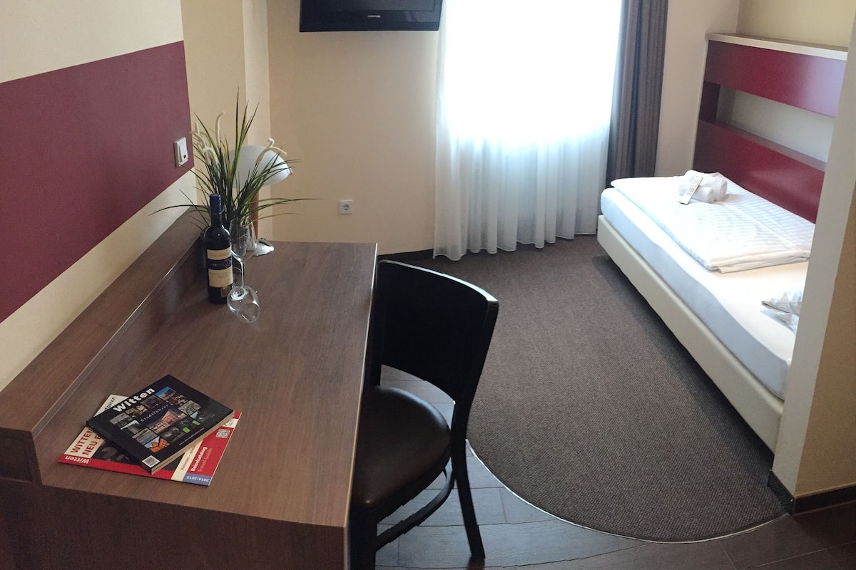 Chambre Simple | Bureau, lits bébé (gratuits), Wi-Fi gratuit