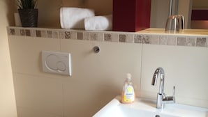 Single Room | Bathroom | Hair dryer, towels - Hotel Hoppe (Witten)