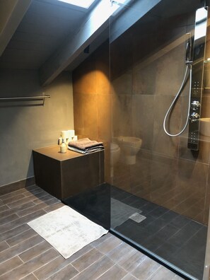 Loft, Kitchen, Vineyard View | Bathroom | Shower, rainfall showerhead, free toiletries, hair dryer