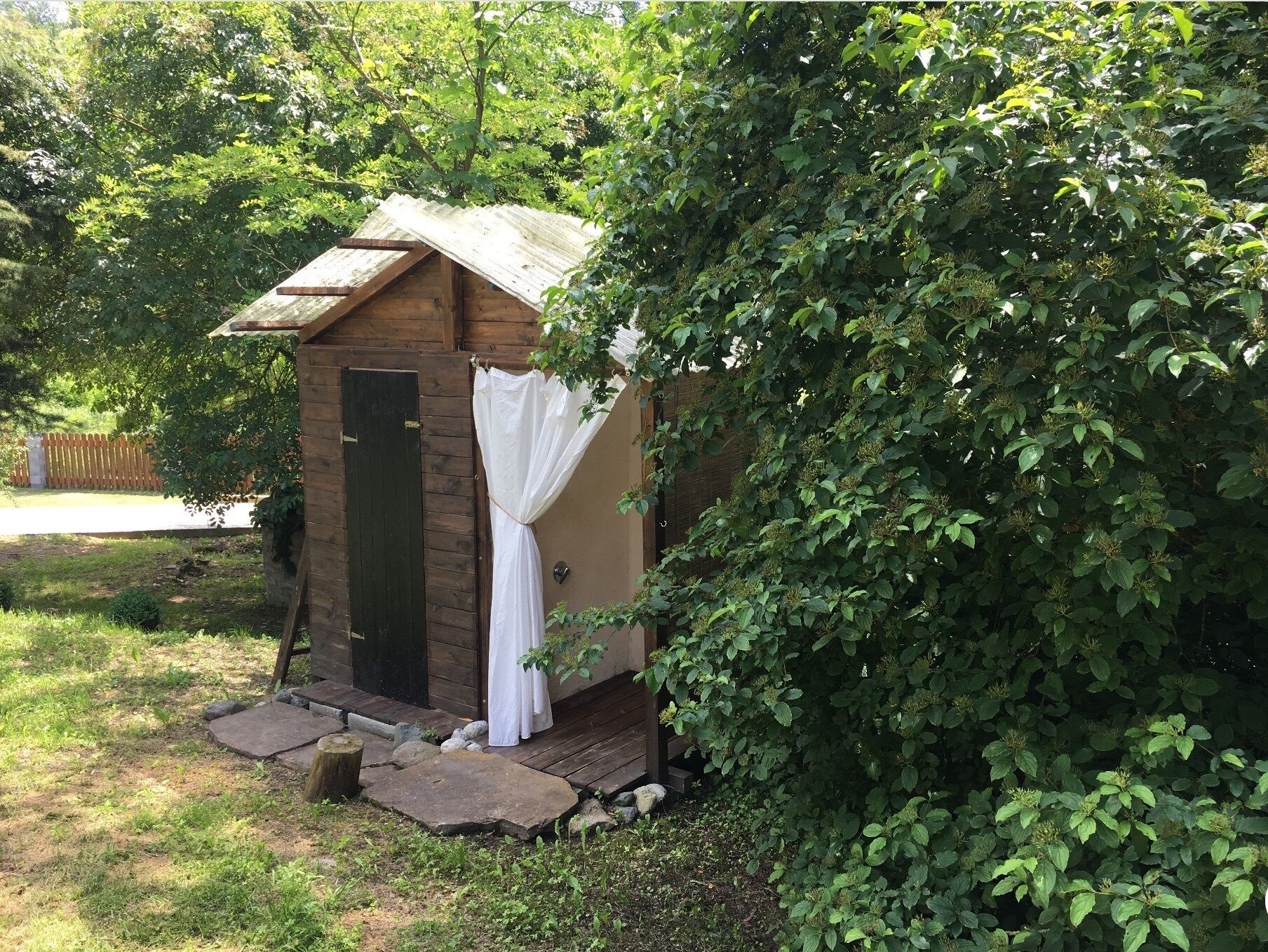 Design-Zelt, Kochnische, Hügelblick | Badezimmer | Dusche, Regendusche, kostenlose Toilettenartikel, Haartrockner