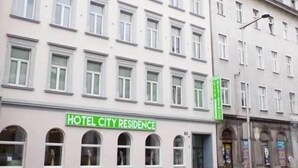 A building with a sign reading "HOTEL CITY RESIDENCE". - Hotel City Residence (Vienna)