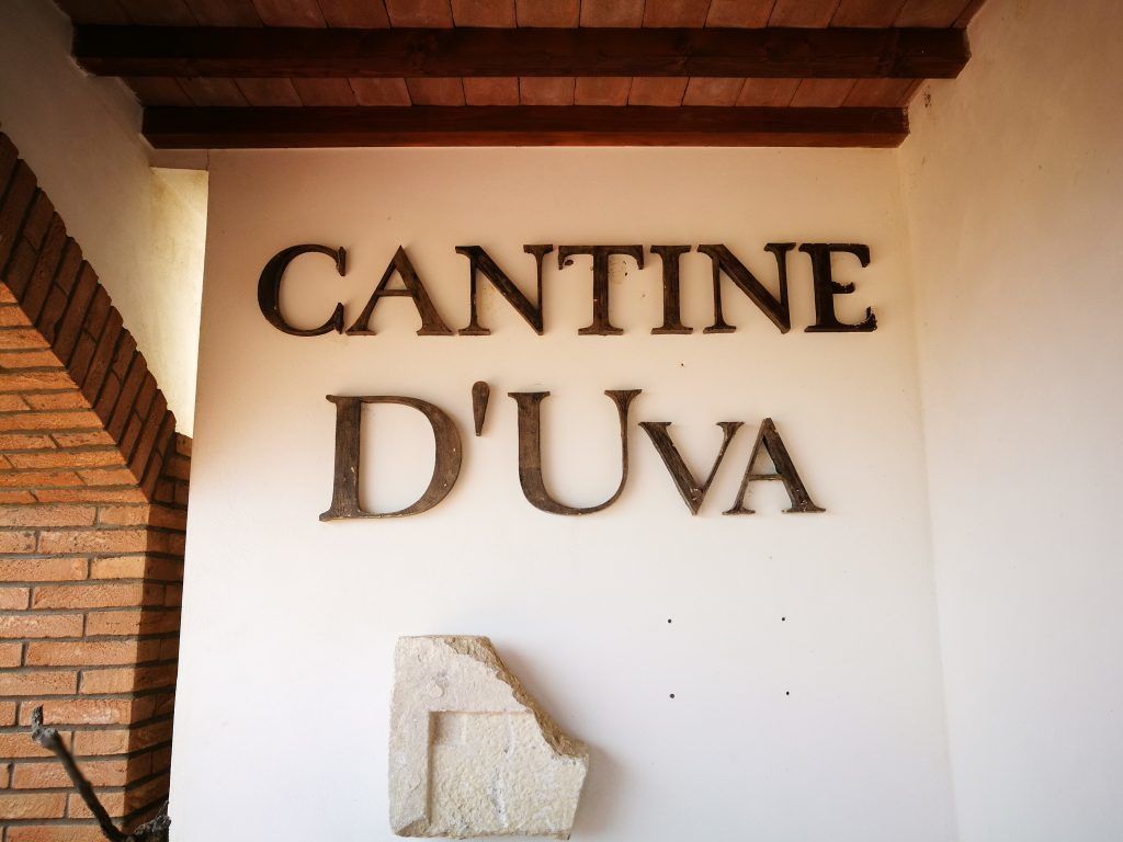 Un mur sur lequel on peut lire, en grandes lettres bien visibles, le texte « CANTINE D’OVA ».