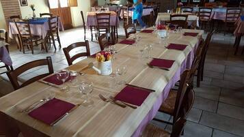 Tägliches kontinentales Frühstück (6 EUR pro Person)