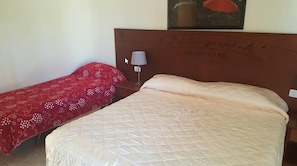 Standard Triple Room, Vineyard View | Desk, free WiFi, bed sheets - Relais I Dolci Grappoli (Larino)