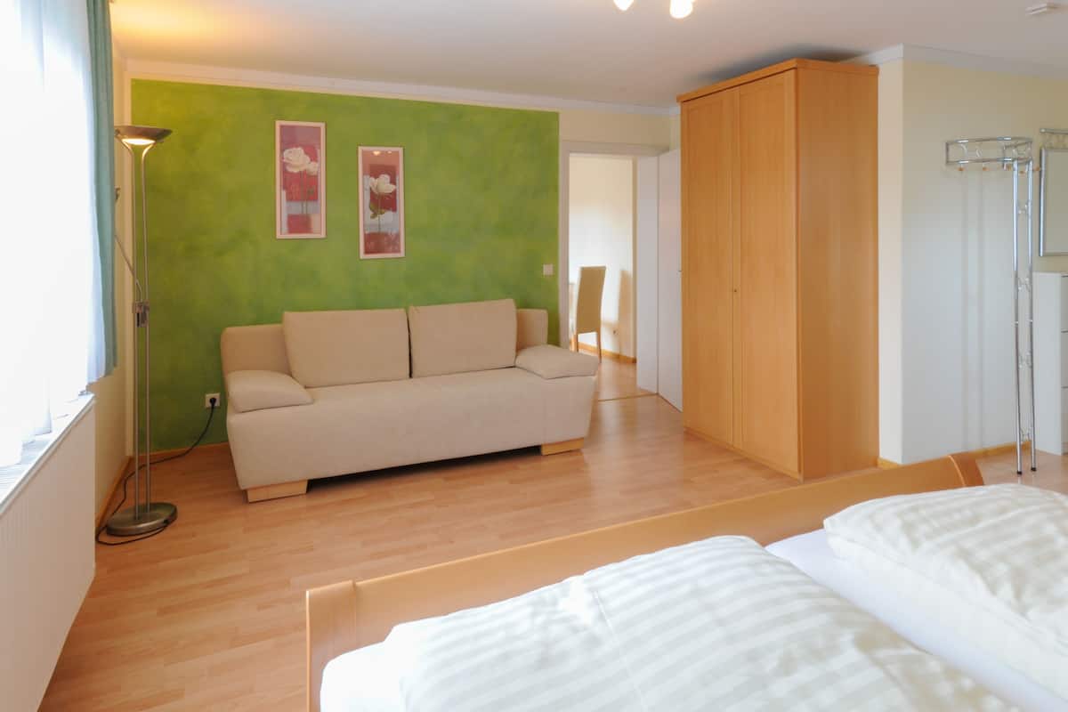 Tabla de planchar con plancha, cunas, wifi gratis y ropa de cama