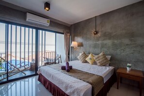 Standard Double Room with Balcony | โต๊ะทำงาน, Wi-Fi ฟรี, ผ้าปูที่นอน