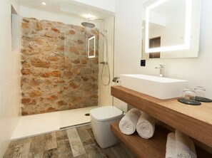 Shower, perlengkapan mandi gratis, pengering rambut, dan sandal
