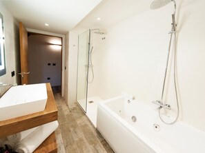 Suite, 1 King Bed | Bathroom | Shower, free toiletries, hair dryer, slippers - Hotel Molí de l'Escala (L'Escala)