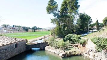 Junior suite, 1 kingsize bed | Een minibar, een kluis op de kamer, een bureau, verduisterende gordijnen