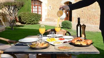 Petit déjeuner complet (15 EUR par personne)