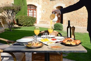 Desayuno completo diario (EUR 15 por persona)
