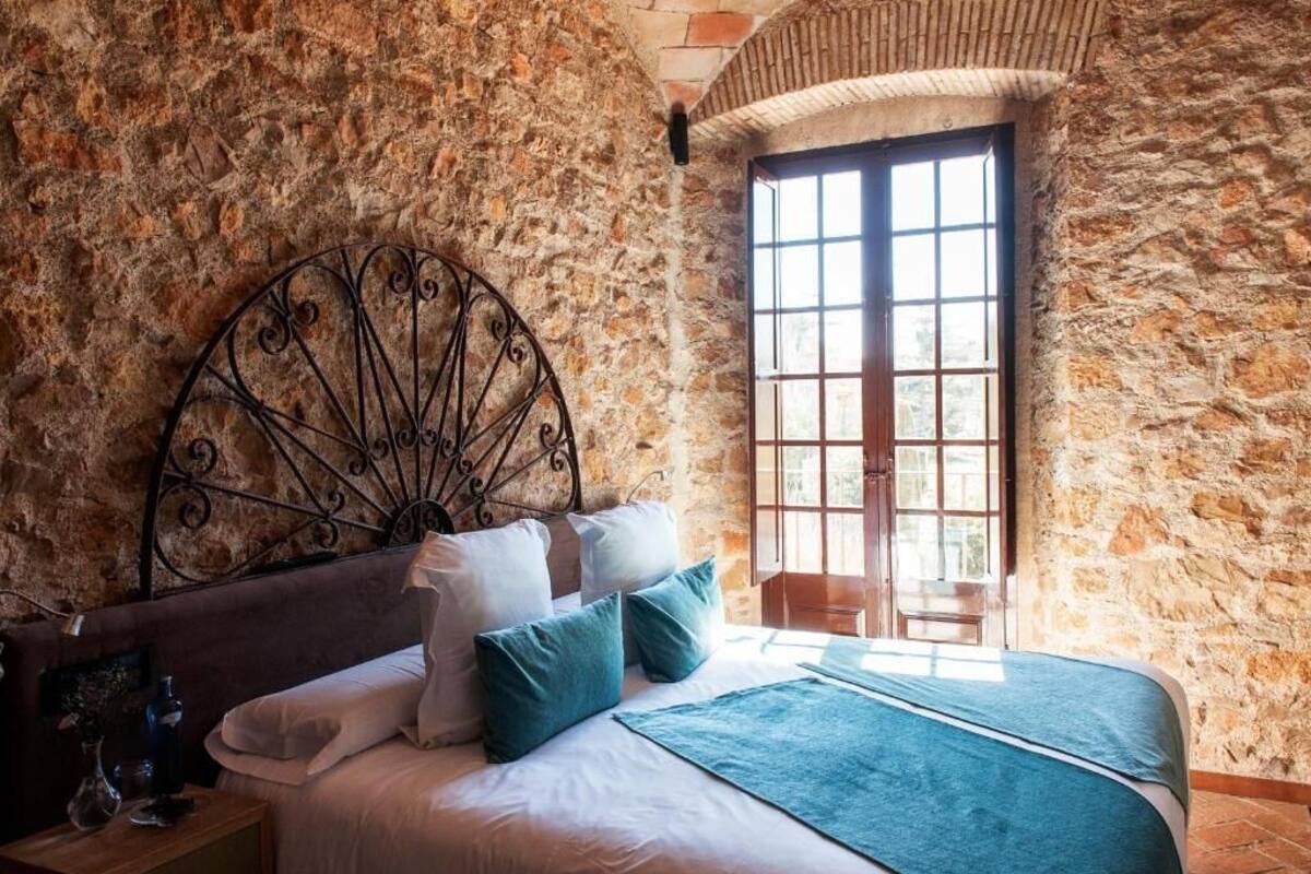 standard double room, 1 king bed | minibar, in-room safe, desk, blackout curtains