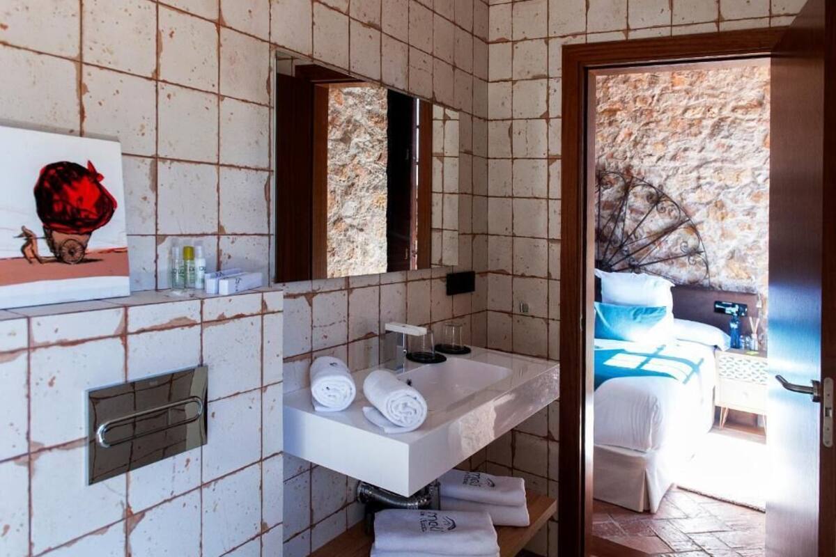 standard double room, 1 king bed | minibar, in-room safe, desk, blackout curtains