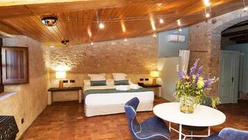 Suite Junior, 1 trĂšs grand lit | Minibar, coffres-forts dans les chambres, bureau, rideaux occultants