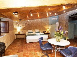 주니어 스위트, 킹사이즈침대 1개 | 미니바, 객실 내 금고, 책상, 암막 커튼