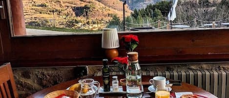 Daily continental breakfast (EUR 9 per person)