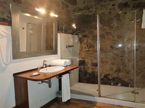 Family Room, 1 King Bed | Bathroom | Shower, hair dryer, towels, soap