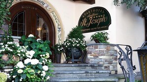 A hotel entrance with a sign reading "Aparthotel St. Joseph". - Aparthotel Landhaus St. Joseph (Mayrhofen)