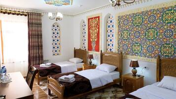 Triple Room | Desk, laptop workspace, soundproofing, free WiFi