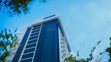 Vista frontal de la propiedad