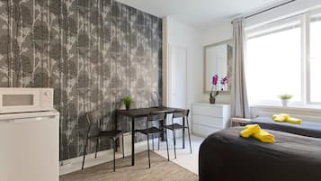 Comfort Studio, 2 Twin Beds | Egyptian cotton sheets, premium bedding, desk, iron/ironing board