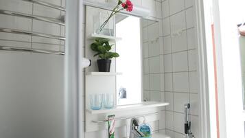 Comfort Studio, 2 Twin Beds | Bathroom | Shower, free toiletries, hair dryer, bidet