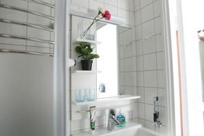 Comfort Studio, 2 Single Beds | Bathroom | Shower, free toiletries, hair dryer, bidet