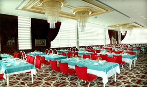 2 restaurants servant le petit déjeuner, spécialités Cuisine turque