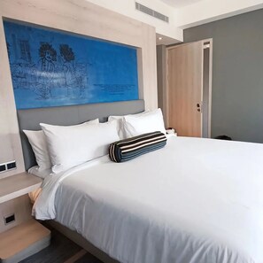 Minibar, in-room safe, desk, laptop workspace - Aloft Jakarta Wahid Hasyim (Jakarta)