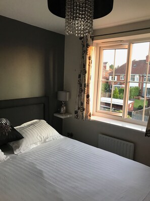 Villa | 3 bedrooms, premium bedding, iron/ironing board, free WiFi - York Holiday Home (York)